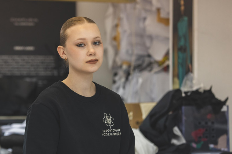 Начинающий модельер Анастасия Миненкова из Курчатова прошла однодневную стажировку в доме моды российского дизайнера и основателя бренда Chapurin Игоря Чапурина.