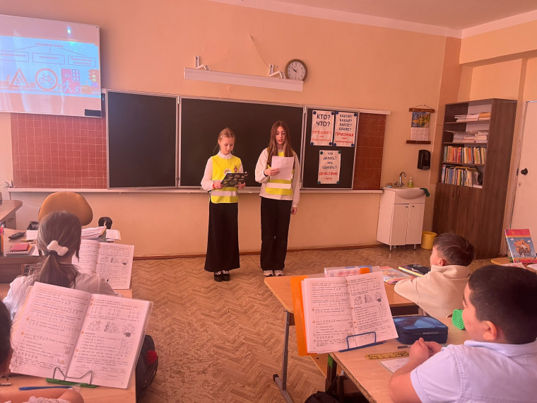 Отряд юных инспекторов движения «Зеленый свет» посетил 4 «Б» класс с увлекательной игрой.
